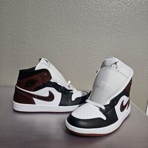 Nike Men's Maroon, Black, and White Sneakers